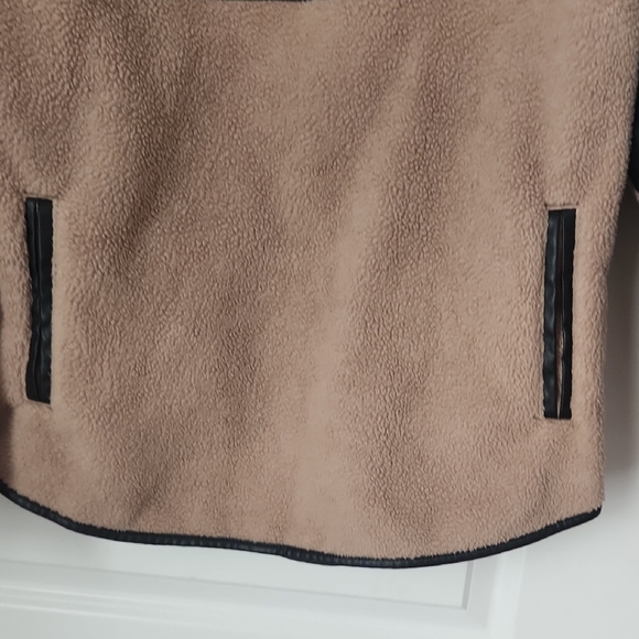 Abercrombie & Fitch Cream and Black Fleece - Picture 5 of 6
